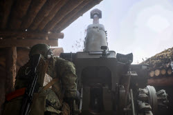 Russian D-30 howitzer crew deployed in Lugansk People's Republic