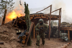 Russian D-30 howitzer crew deployed in Lugansk People's Republic
