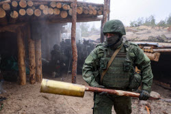 Russian D-30 howitzer crew deployed in Lugansk People's Republic