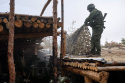 Russian D-30 howitzer crew deployed in Lugansk People's Republic