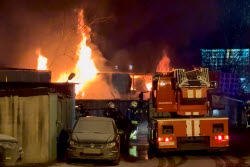 (+VIDEO) Warehouse fire in northeastern Moscow
