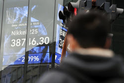 Индекс Nikkei упал на фоне введения президентом США Дональдом Трампом новых пошлин на товары из Канады, Китая и Мексики