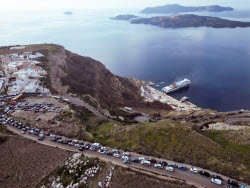 Continuous seismic activity between Santorini and Amorgos