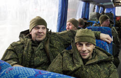 (+VIDEO) Released Russian prisoners-of-war return home