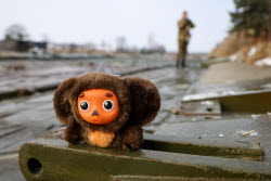 (+VIDEO) Russian servicemen build pontoon bridges in Kursk Region