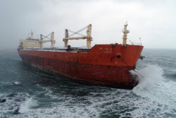 (+VIDEO) Foreign cargo ship ran aground off Sakhalin coast