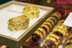 Gold Accessories Highlight Wedding Exhibition In Guangzhou