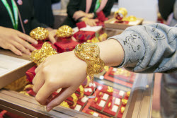 Gold Accessories Highlight Wedding Exhibition In Guangzhou