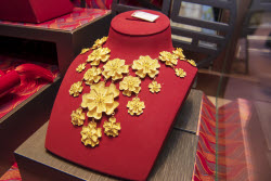 Gold Accessories Highlight Wedding Exhibition In Guangzhou