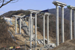 Bridge collapse at highway construction site in Anseong leaves three people dead