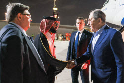 Russian Foreign Minister Lavrov visits Qatar