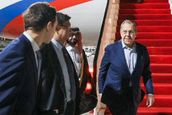Russian Foreign Minister Lavrov visits Qatar