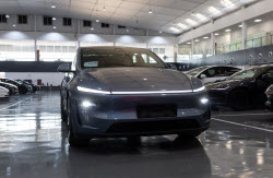(+ВИДЕО) Новые автомобили Tesla Model Y поступили в продажу в Китае