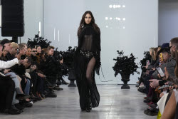 Показ женской коллекции Blumarine сезона осень-зима 2025/2026 на Неделе моды в Милане