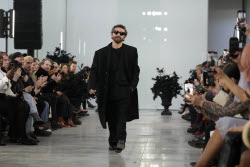 Модельер Давид Кома на показе коллекции Blumarine сезона осень-зима 2025/2026 на Неделе моды в Милане