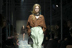 Показ коллекции Prada сезона осень-зима 2025/2026 на Неделе моды в Милане