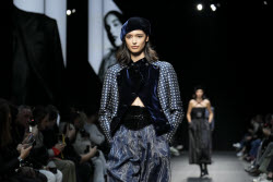 Показ коллекции Emporio Armani сезона осень-зима 2025/2026 на Неделе моды в Милане