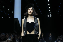 Показ коллекции Emporio Armani сезона осень-зима 2025/2026 на Неделе моды в Милане