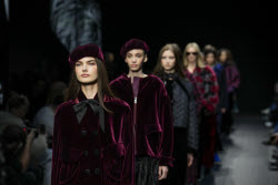 Показ коллекции Emporio Armani сезона осень-зима 2025/2026 на Неделе моды в Милане