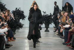 Показ женской коллекции Blumarine сезона осень-зима 2025/2026 на Неделе моды в Милане