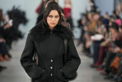 Показ женской коллекции Blumarine сезона осень-зима 2025/2026 на Неделе моды в Милане