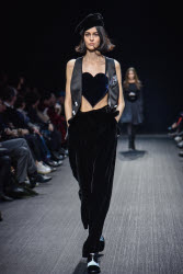 Показ коллекции Emporio Armani сезона осень-зима 2025/2026 на Неделе моды в Милане