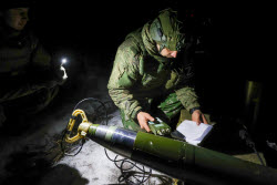 (+VIDEO) Russian Msta-B howitzer crew deployed in zone of special military operation