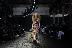 Показ коллекции Moschino сезона осень-зима 2025/2026 на Неделе моды в Милане