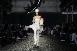 Показ коллекции Moschino сезона осень-зима 2025/2026 на Неделе моды в Милане