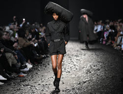 Показ коллекции Moschino сезона осень-зима 2025/2026 на Неделе моды в Милане