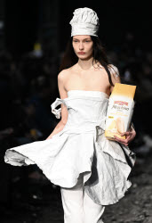 Показ коллекции Moschino сезона осень-зима 2025/2026 на Неделе моды в Милане