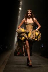 Показ коллекции Versace сезона осень-зима 2025/2026 на Неделе моды в Милане