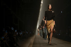 Показ коллекции Versace сезона осень-зима 2025/2026 на Неделе моды в Милане