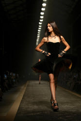 Показ коллекции Versace сезона осень-зима 2025/2026 на Неделе моды в Милане