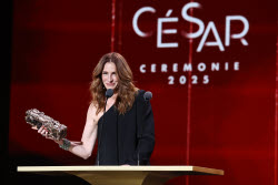 (+ВИДЕО) Церемония вручения 50-й кинопремии "Сезар" в Париже