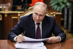 Russian President Putin meets with Tatarstan Head Minnikhanov