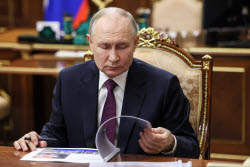 Russian President Putin meets with Tatarstan Head Minnikhanov