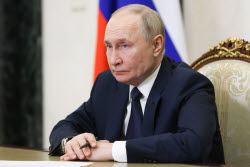 Russia's President Putin chairs government meeting