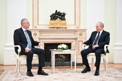 Russian President Putin meets with Abkhazian President-elect Gunba