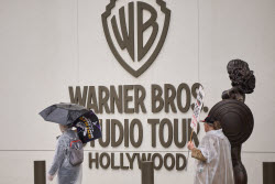 (+ВИДЕО) Акция протеста артистов телевидения и радио у штаб-квартиры Warner Bros. Games в Калифорнии