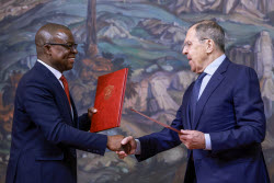 Foreign ministers of Russia and Zimbabwe meet for talks