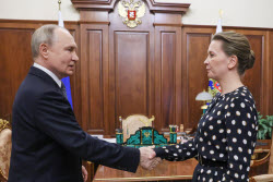 President Putin meets with Hero of Russia Sergei Chebnev's widow