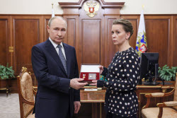 (+VIDEO) President Putin meets with Hero of Russia Sergei Chebnev's widow