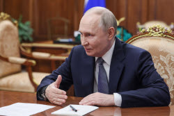 President Putin meets with Hero of Russia Sergei Chebnev's widow