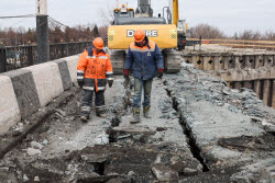(+VIDEO) Overpass repairs in Donetsk People's Republic, Russia