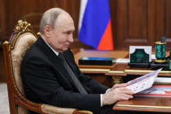 Russia's President Putin meets with Perm Region Governor Makhonin