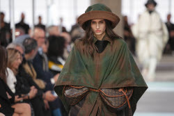 Показ коллекции Louis Vuitton сезона осень-зима 2025/2026 на Неделе моды в Париже