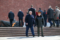 Возложение цветов президентом Белоруссии Лукашенко к Могиле Неизвестного Солдата