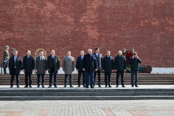 Возложение цветов президентом Белоруссии Лукашенко к Могиле Неизвестного Солдата