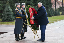 Возложение цветов президентом Белоруссии Лукашенко к Могиле Неизвестного Солдата